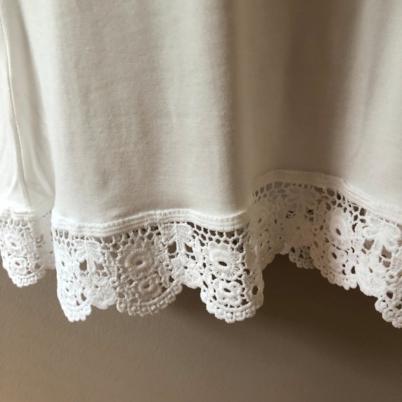 Halife white women's size Med shirt w/ lace trim - Picture 2 of 5